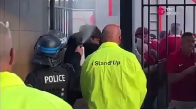 Απίστευτες εικόνες από τον τελικό του Champions League: Σπρέι πιπεριού στο πρόσωπο φιλάθλου χωρίς λόγο! (video)