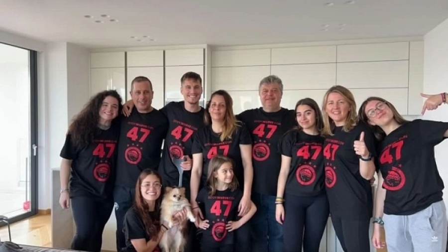 Ολυμπιακός: Όλη η οικογένεια του Κανός με μπλούζες των «ερυθρολεύκων»