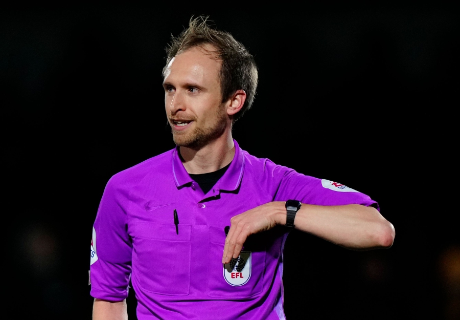 Διαιτητής στη League Two Αγγλίας αποχώρησε με φορείο και αποθεώθηκε από όλο το γήπεδο! (video)