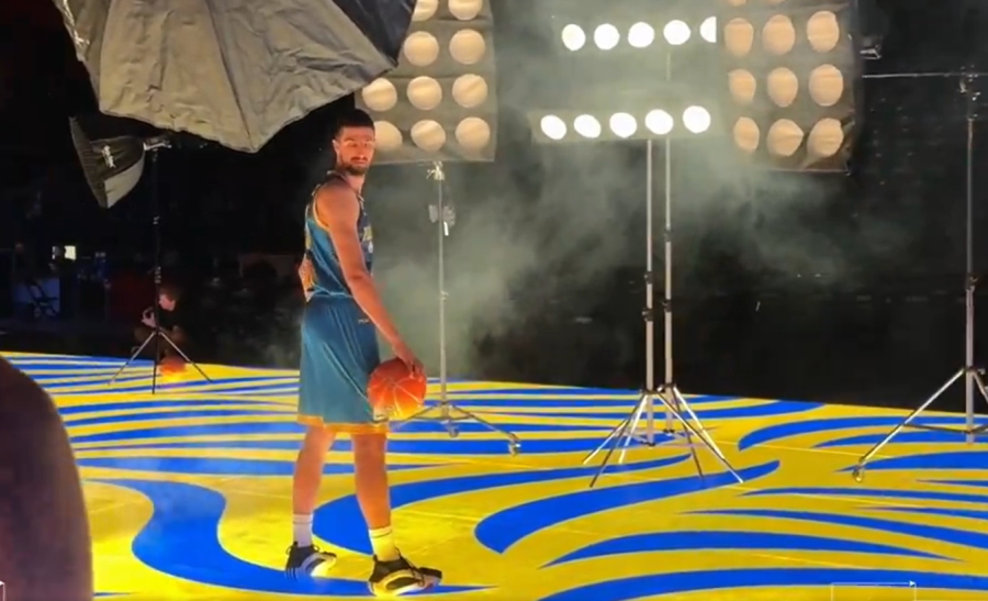 Οι παίκτες του Περιστερίου φωτογραφήθηκαν πάνω σε ένα εντυπωσιακό glass floor (video)