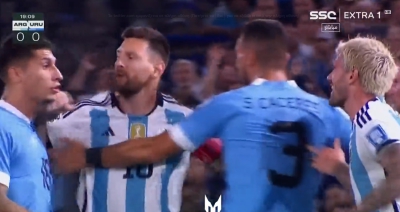 Δεν «μασάει», αλλά και δεν τιμωρείται; Άρπαξε αντίπαλο από τον λαιμό ο Μέσι, ούτε κίτρινη! (video)