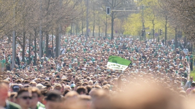 «Πράσινη λαοθάλασσα» στο Βερολίνο – 25.000 οπαδοί της Βέρντερ έκαναν απόβαση για το ματς με τη Χέρτα (video)