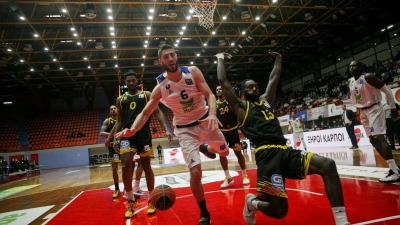 Δεν κατάφερε την ανατροπή ο Άρης, έσωσε τη Λάρισα με κομβικό τρίποντο ο Παπαντωνίου! (video)