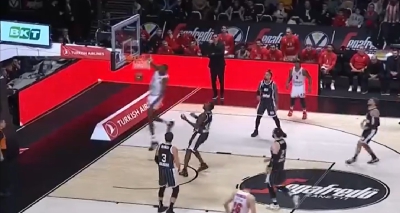 Ο Φαλ είπε να «γκρεμίσει» την αντίπαλη ρακέτα για πολλοστή φορά! (video)