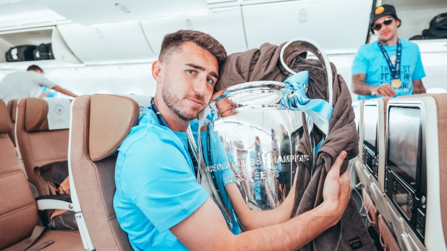 Μάντσεστερ Σίτι: «Πέταξε» για Αγγλία η κούπα του Champions League, τη Δευτέρα η φιέστα του τρεμπλ