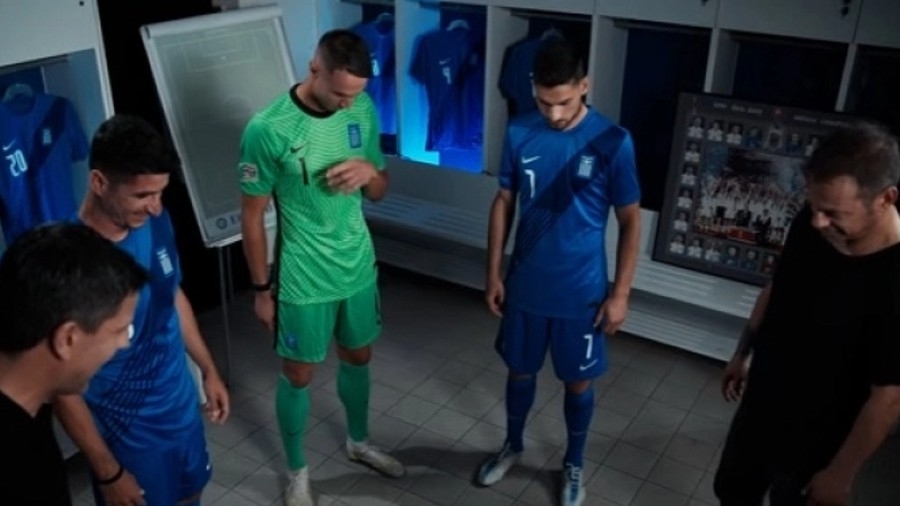 Η Εθνική του 2004 και αυτή του 2022 έχουν ένα κοινό σημείο: Το εθνόσημο που είναι ίδιο στην καρδιά! (video)