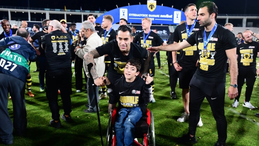 ΑΕΚ: Το σήκωσε με τις πατερίτσες ο αρχηγός Αραούχο! (video)