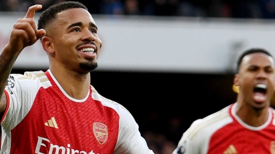 Premier League: Στην κορυφή η Άρσεναλ πριν το Λίβερπουλ – Γιουνάιτεντ, ποιος θα σταματήσει την Άστον Βίλα; (video)