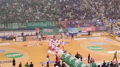 «Κόχλαζε» το ΟΑΚΑ κατά την είσοδο του Ολυμπιακού – Έπεσαν δύο κροτίδες (video)