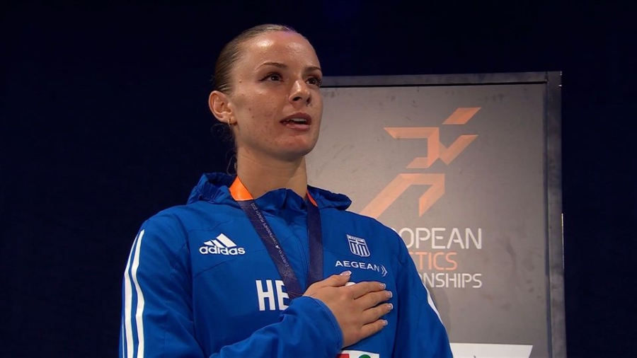 Η απονομή του χρυσού μεταλλίου στην Ελίνα Τζένγκο (video)