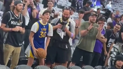 NBA: Ο Στεφ Κάρι πέταξε τη μπάλα σε έναν θαυμαστή του και εκείνος... τρελάθηκε! (video)