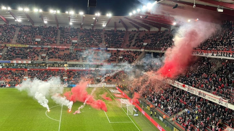 Χαμός στο Σταντάρ Λιέγης – Σαρλερουά! «Ντου» οπαδών και διακοπή του αγώνα στο 88’! (video)