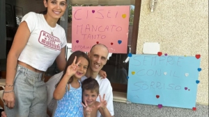 Ακίλε Πολονάρα: «Σκέφτηκα: Αρκετά, θα πεταχτώ από το παράθυρο του νοσοκομείου και θα τελειώσω με όλα. Ευτυχώς, η γυναίκα μου ήταν εκεί!»