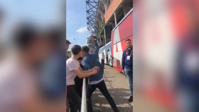 Απαράδεκτη ενέργεια από τον Μπεργκχάους - Έριξε μπουνιά σε φίλο της Τβέντε! (video)