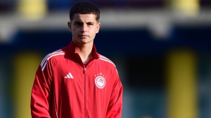 Και η Παρί παρακολουθεί τον Μουζακίτη!