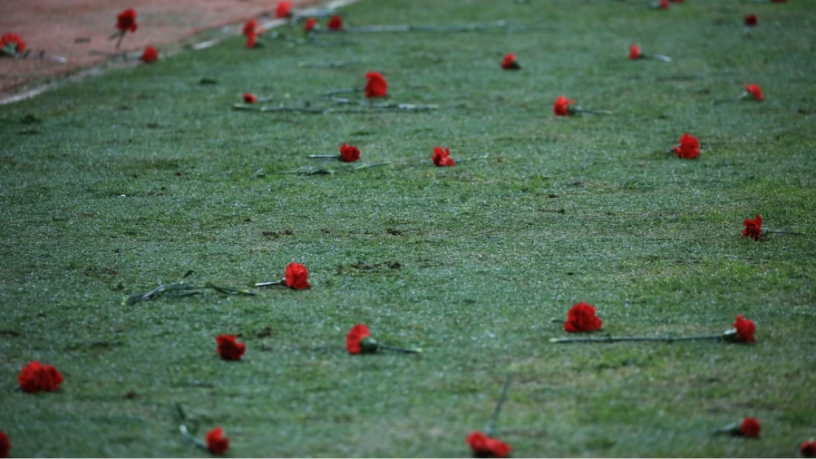 Οι φίλαθλοι της Κόνιασπορ έριξαν λουλούδια στο γήπεδο για τον θάνατο του Τσαλίκ (video)