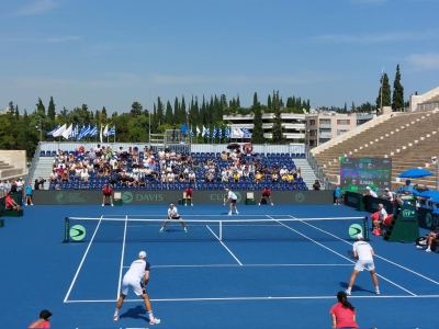 Το πήρε... προσωπικά ο Πέτρος Τσιτσιπάς και η Ελλάδα ισοφαρίζει σε 1-1 σετ στο διπλό (video)