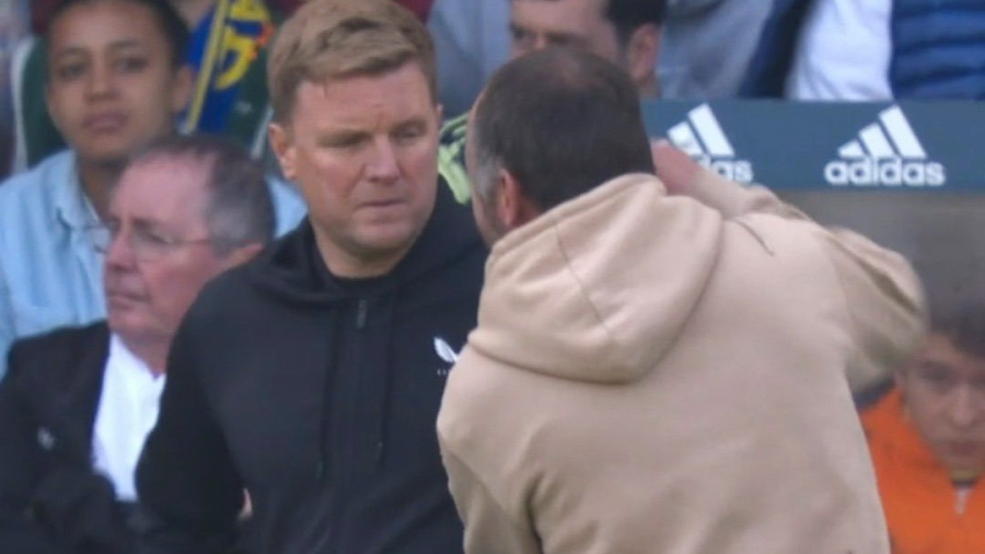 Επίθεση οπαδού της Λιντς στον Χάου – Τον έσπρωξε, τον έβρισε, δεν απάντησε ο coach της Νιούκαστλ! (video)