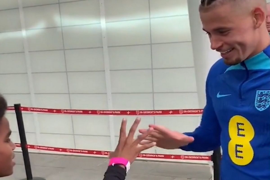 Πιτσιρικάς έπαιξε πέτρα-ψαλίδι-χαρτί με τον Κάλβιν Φίλιπς και του… πήρε την φανέλα (video)