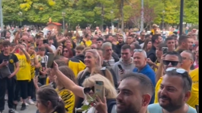 «Χαμός» για την ΑΕΚ στην Τρίπολη – Αποθέωση έξω από το ξενοδοχείο της ομάδας! (video)
