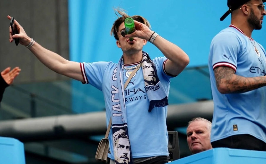 Τα κλαμπ, τα ποτά και τα ξενύχτια: Ο Γκρίλις εθέαθη μεθυσμένος σε παμπ!