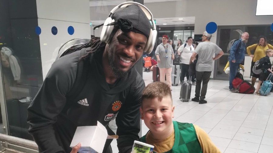 Η έκπληξη του μικρού Αντώνη στον Πάρις Λι κατά την άφιξη του Παναθηναϊκού στη Ρόδο