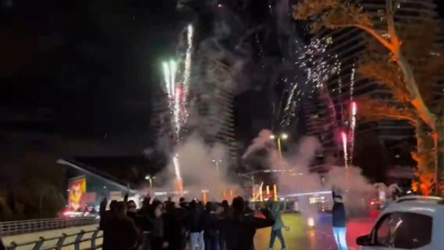 Λίβερπουλ: Οπαδοί της Γαλατάσαραϊ δεν άφησαν τους παίκτες του Σλοτ να κοιμηθούν με αμέτρητα βεγγαλικά (vid)