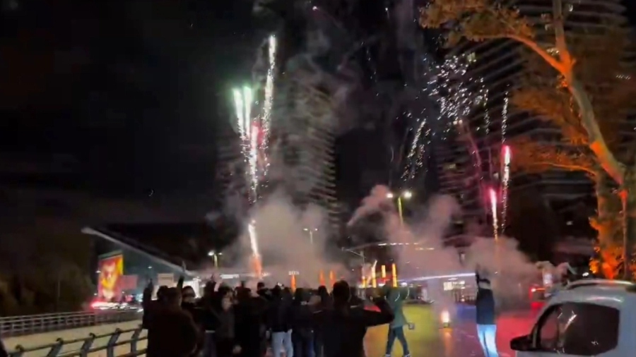 Λίβερπουλ: Οπαδοί της Γαλατάσαραϊ δεν άφησαν τους παίκτες του Σλοτ να κοιμηθούν με αμέτρητα βεγγαλικά (vid)