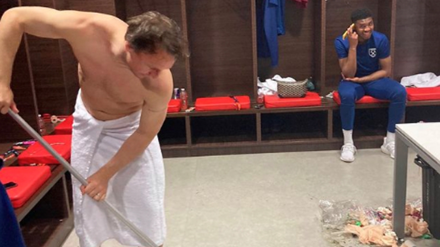 Γουέστ Χαμ: Ο Νομπλ έπιασε την σκούπα και καθάρισε τα αποδυτήρια της Λυών!