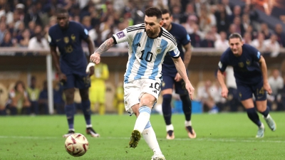 Αργεντινή – Γαλλία 1-0: Αμφισβητούμενο πέναλτι και προβάδισμα με τον Μέσι, που… έφτασε τον Πελέ! (video)