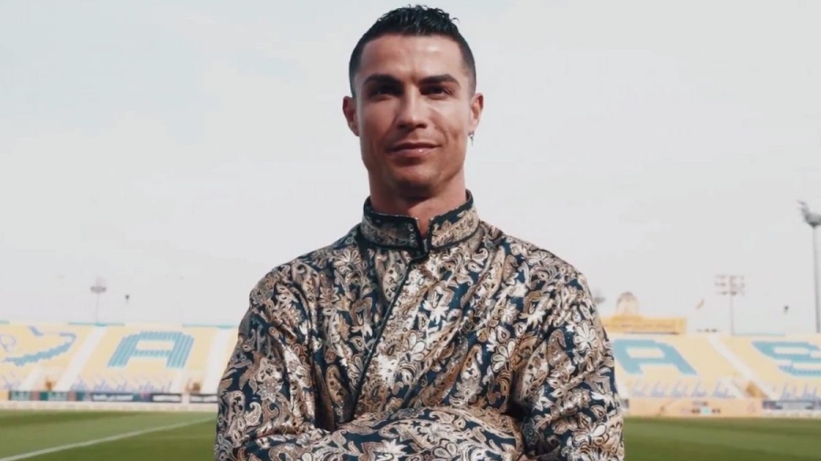 Ο Κριστιάνο Ρονάλντο με την παραδοσιακή ενδυμασία της Σαουδικής Αραβίας (video)