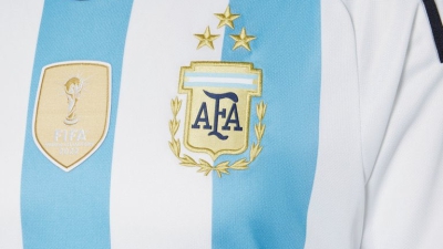 Θέλετε φανέλα της Αργεντινής, με τρία αστέρια; Από Απρίλιο κι αν προλάβετε!