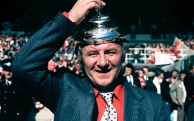 Τόμι Ντόχερτι: «Ο υποβιβασμός της Μάντσεστερ Γιουνάιτεντ, η κατάκτηση του FA Cup απέναντι στη Λίβερπουλ και το ερωτικό σκάνδαλο που καθόρισε τη ζωή του»