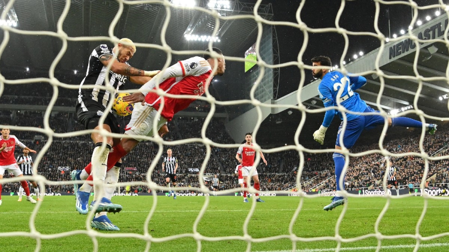 Το χέρι στο Νιούκαστλ – Άρσεναλ που «τσεκαρίστηκε», αλλά δεν δόθηκε από τον VAR! (video)