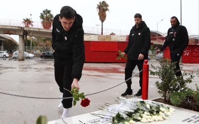 Η ομάδα μπάσκετ του Ολυμπιακού στο μνημείο των θυμάτων της Θύρας 7
