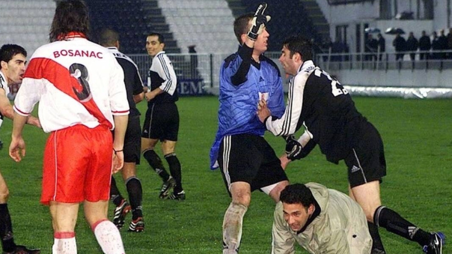 Πώς γράφουν ιστορία οι τερματοφύλακες; Ο Αριάν Μπεκιάι έχει την απάντηση: Με κεφαλιά!