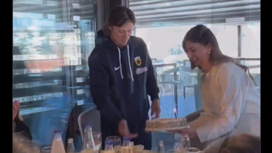 ΑΕΚ: Τούρτα-έκπληξη στον Αλμέιδα πριν το ματς με τον Πανσερραϊκό! (video)