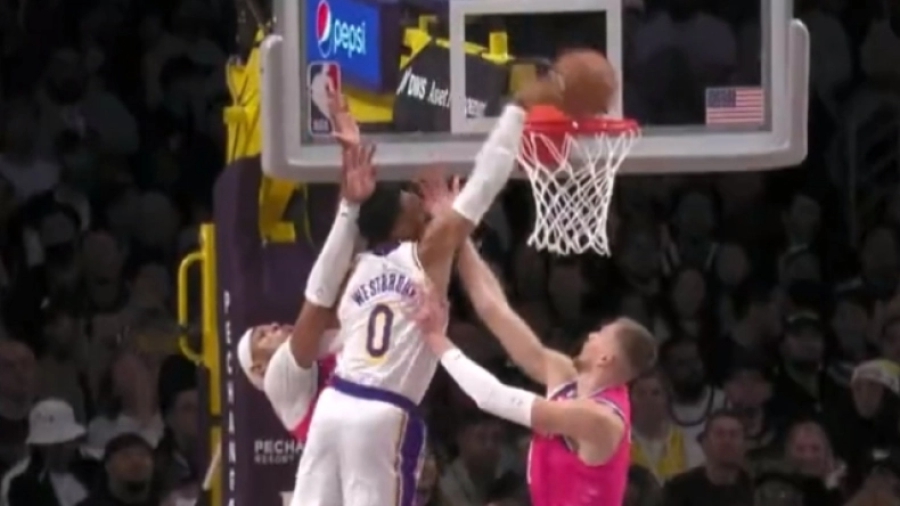 Ουέστμπρουκ: Πήγε για το κάρφωμα της χρονιάς αλλά χτύπησε... δοκάρι! (video)