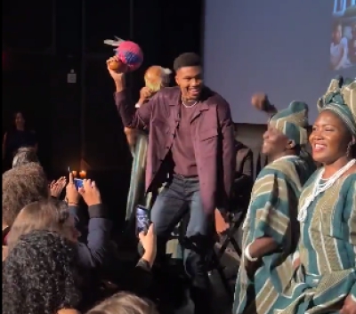 Ο Νιγηριανός χορός του Αντετοκούνμπο στην πρεμιέρα του ντοκιμαντέρ για τη ζωή του (video)