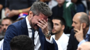 «Θεούλης» ο Ποτζέκο: Αποβλήθηκε, φίλησε τους παίκτες του και έναν-έναν τους αντιπάλους! (video)