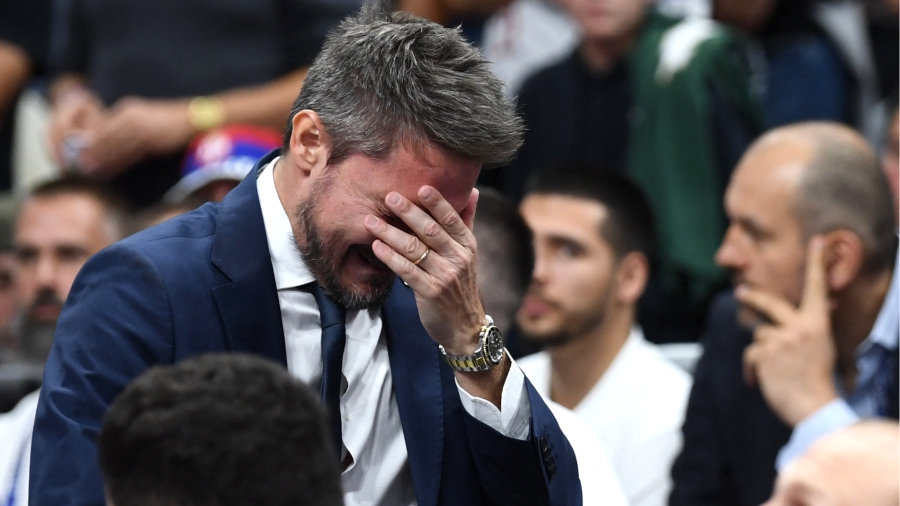 «Θεούλης» ο Ποτζέκο: Αποβλήθηκε, φίλησε τους παίκτες του και έναν-έναν τους αντιπάλους! (video)