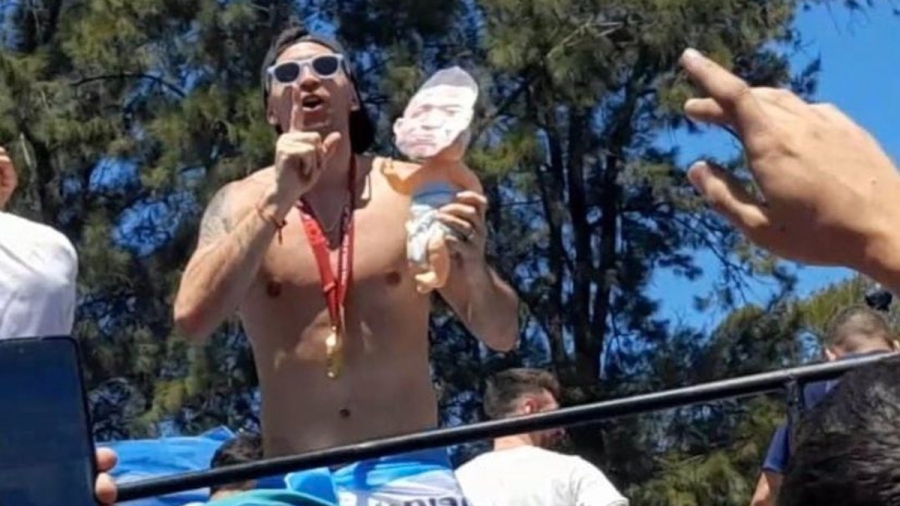 Αργεντινή: Με κούκλα του Εμπαμπέ ο Μαρτίνες στη φιέστα