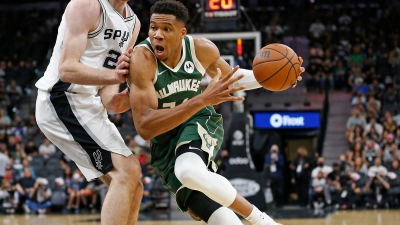 Σπερς - Μπακς 111-121: Αντετοκούνμπο και Μίντλετον «άλωσαν» το Σαν Αντόνιο!