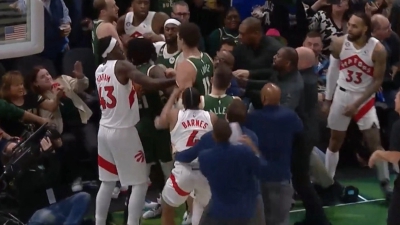 Σύρραξη στο Μπακς - Ράπτορς με τον Λόπεζ να... βγάζει την κορδέλα του Γκάρι Τρεντ Τζούνιορ! (video)