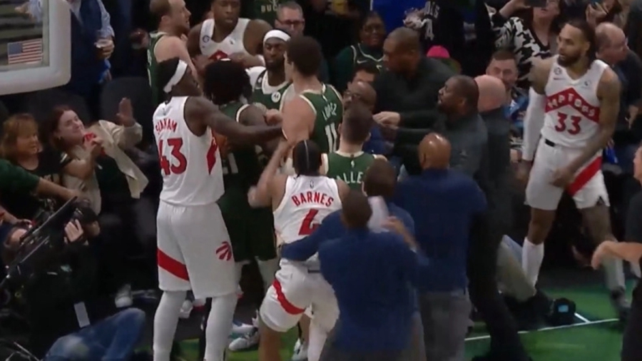 Σύρραξη στο Μπακς - Ράπτορς με τον Λόπεζ να... βγάζει την κορδέλα του Γκάρι Τρεντ Τζούνιορ! (video)