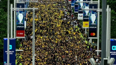 Το Λονδίνο «κιτρίνισε»: Η μαζική πορεία των φίλων της Ντόρτμουντ προς το Γουέμπλεϊ! (video)