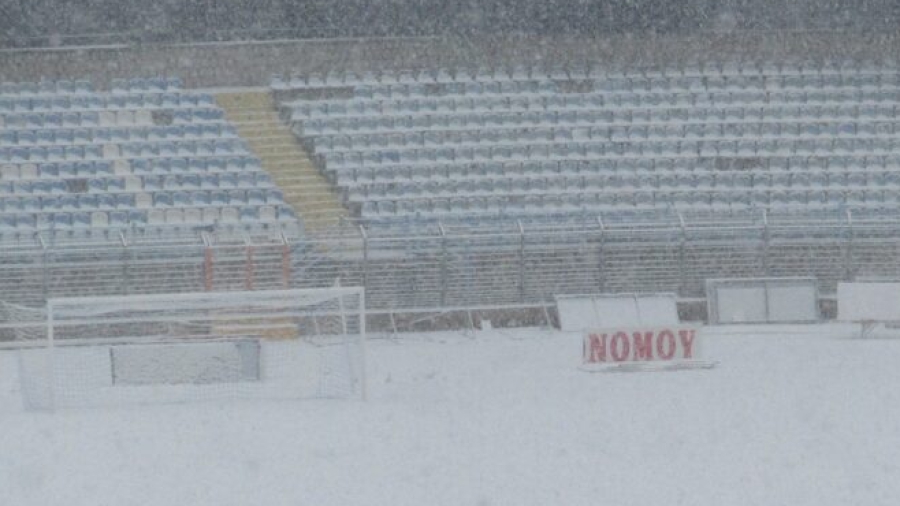 Στα «λευκά» το γήπεδο της Λαμίας λίγο πριν το ματς με τον ΠΑΟΚ