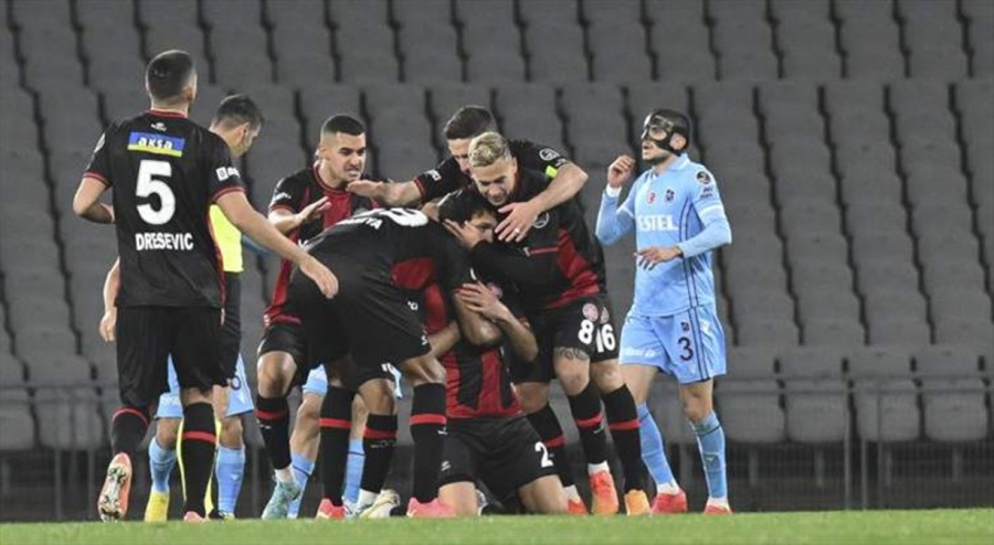 Βαριά ήττα για την Τράμπζονσπορ των Μπακασέτα και Σιώπη με 4-1 στην έδρα της Καραγκουμρούκ!