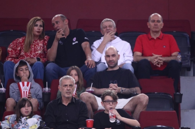 «Παρέλαση» αστέρων στο ΣΕΦ- Ο Σπανούλης παρακολουθεί τον τρίτο τελικό! (video)