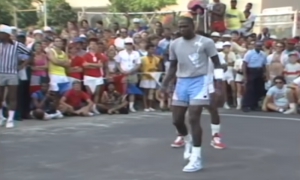 Ο Ντομινίκ Ουίλκινς κάνει «ποδιά» και καρφώνει στα μούτρα του Μάικλ Τζόρνταν (video)